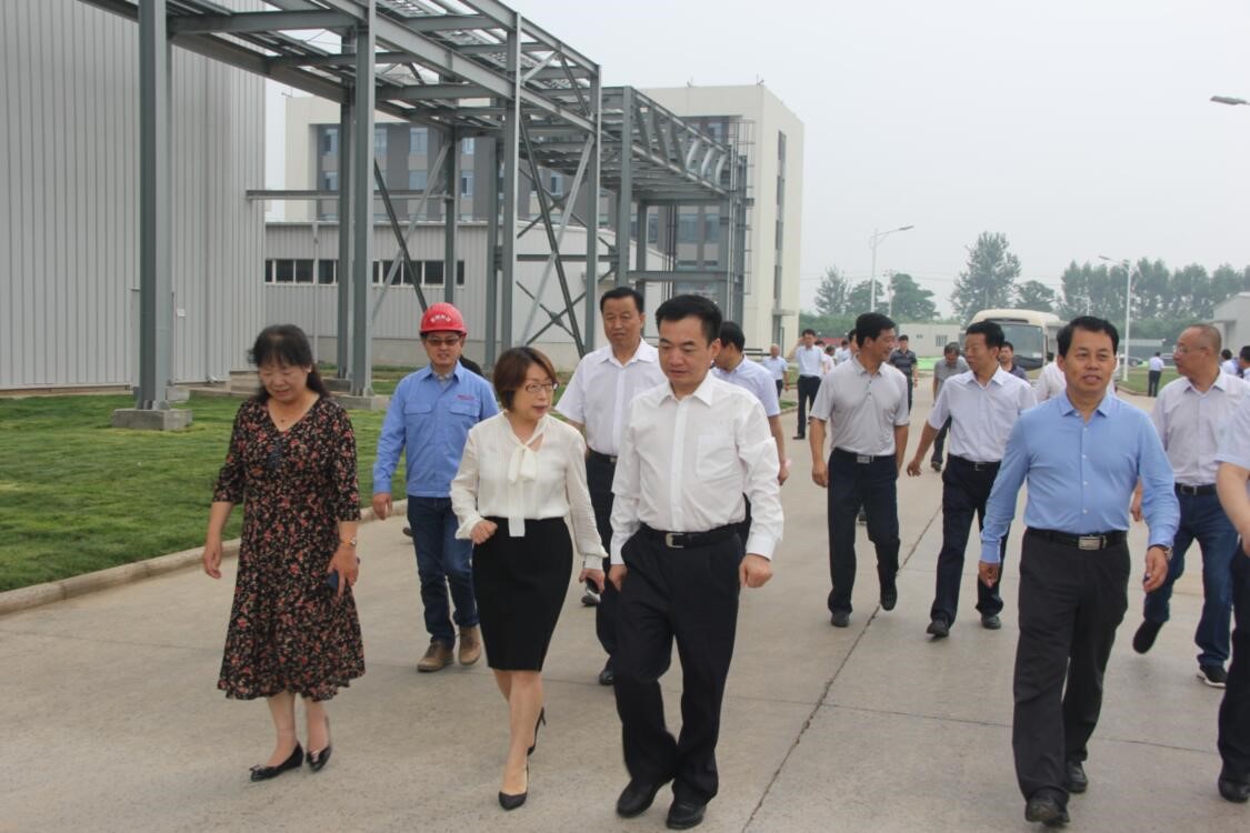 渭南市长李毅视察蒲城uu电玩官网科技新质料有限公司 渭南市长李毅视察蒲城uu电玩官网科技新质料有限公司