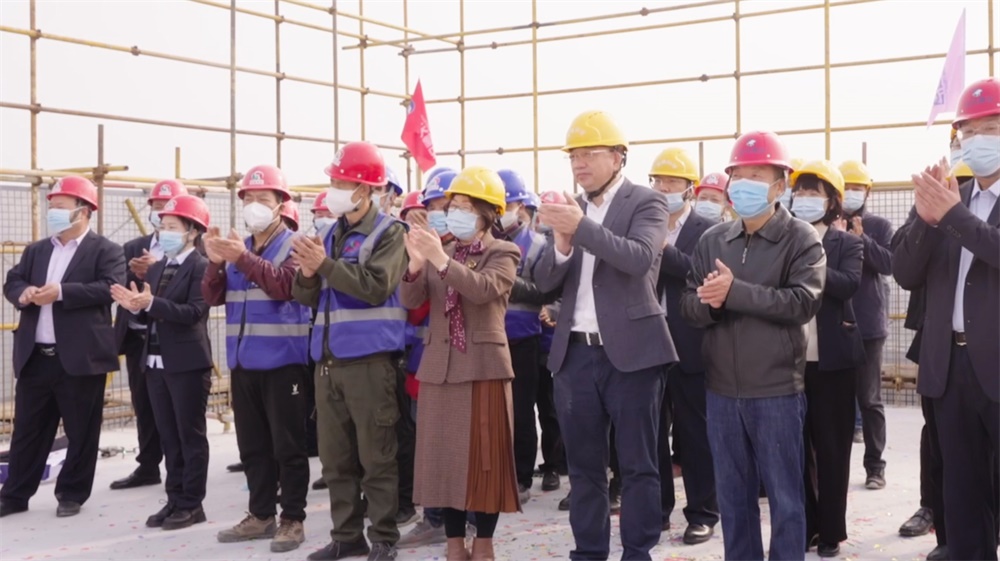 ����ף��uu��������Ƽ����¶��ڴ�¥�ⶥ��ʽԲ�����